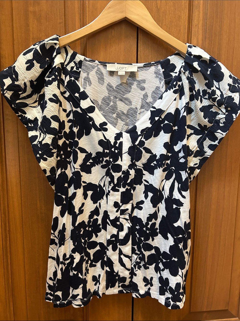 LOFT White and navy Floral V-Neck Blouse size medium